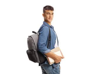Sırt çantalı ve omuzlarının üstünden bakan beyaz arka planda izole bir öğrenci.    