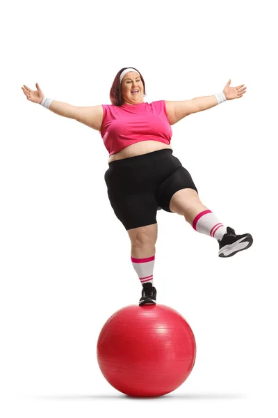 Веселая Жирная Женщина Спортивной Одежде Стоящая Крыше Фитнес Мяч Белом — стоковое фото