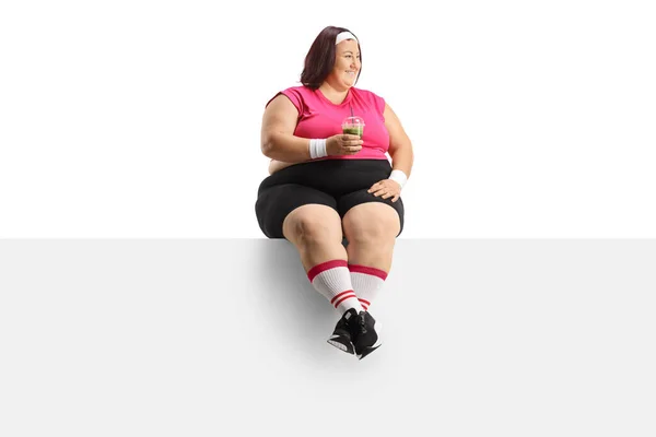Leende Överviktig Kvinna Som Håller Hälsosam Grön Smoothie Och Sitter — Stockfoto