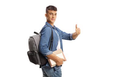 Sırt çantası ve el kol hareketi yapan kitapları olan öğrenci beyaz arka planda izole edilmiş.    