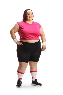 Beyaz arka planda izole edilmiş gülümseyen şişman kadın spor kıyafetleri içinde.