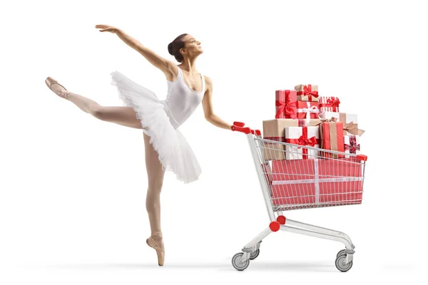 芭蕾演员跳舞和手握购物车 背景为白色的礼物的全景照片 — 图库照片
