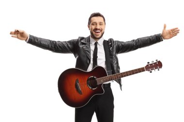 Beyaz arka plana izole edilmiş kollarını açan elektro gitarlı bir erkek müzisyenin portresi.