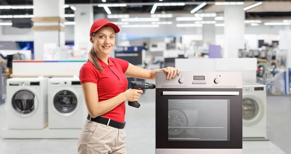 Reparatie Vrouw Met Een Boor Naast Een Oven Een Winkel — Stockfoto
