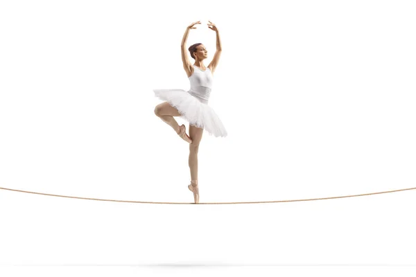 芭蕾舞演员在白色背景下与人隔离的钢丝绳上跳舞的全景镜头 — 图库照片