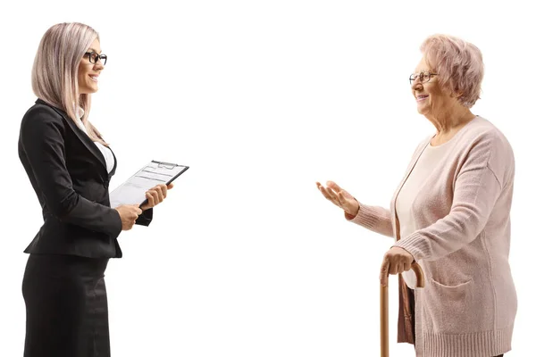 Młoda Bizneswoman Rozmawia Starszą Kobietą Odizolowaną Białym Tle — Zdjęcie stockowe