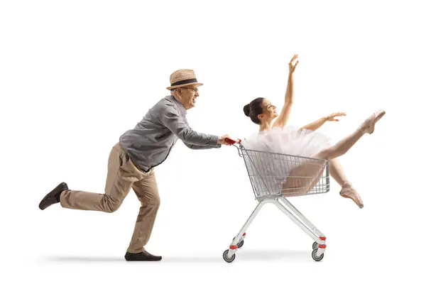 Anciano Corriendo Empujando Una Bailarina Dentro Carrito Compras Aislado Sobre —  Fotos de Stock
