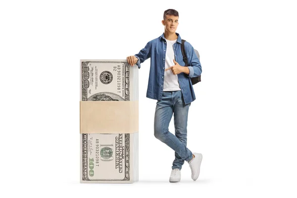 Mannelijke Student Leunend Een Stapel Van Ons Dollar Bankbiljetten Wijzend — Stockfoto