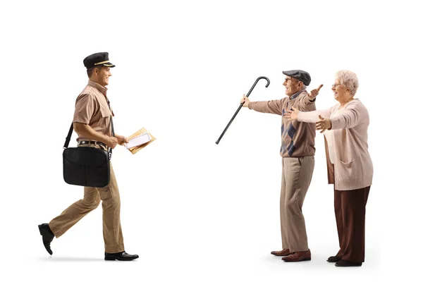 Mailman Consegna Una Lettera Anziano Uomo Donna Isolato Sfondo Bianco — Foto Stock