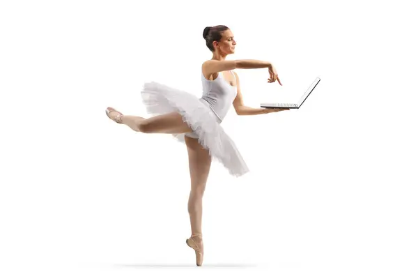 芭蕾舞演员用笔记本电脑在白色背景下跳舞的全长镜头 — 图库照片