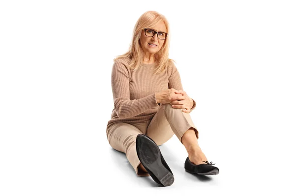 Vrouw Zitten Vloer Houden Haar Pijnlijke Knie Geïsoleerd Witte Achtergrond — Stockfoto