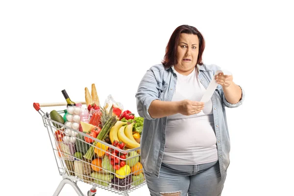 Angry Corpulent Woman Bill Front Shopping Cart Isolated White Background — Stock Photo, Image