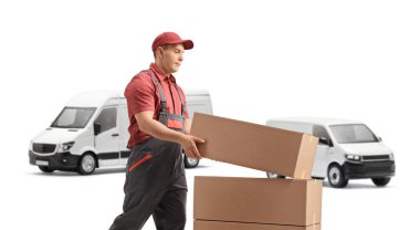 Beyaz arkaplanda izole edilmiş bir dağıtım aracının önündeki kutuları sıralayan işçiler