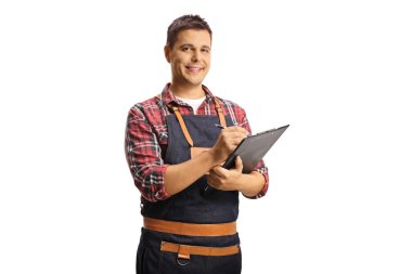 Bahçıvan bir belge yazıyor ve beyaz arkaplanda izole edilmiş kameraya gülümsüyor