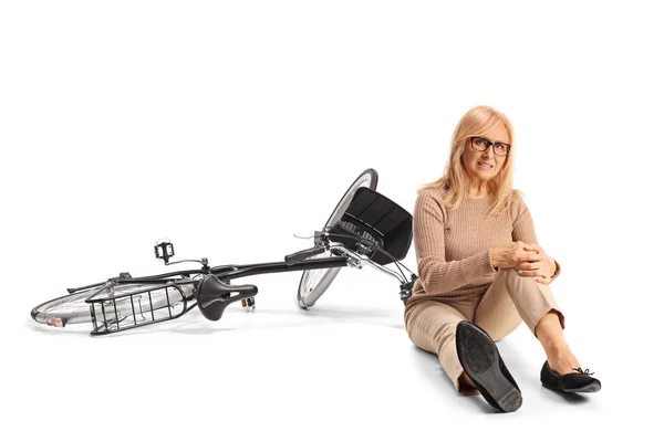Mujer Con Dolor Sentada Suelo Junto Una Bicicleta Sosteniendo Rodilla — Foto de Stock