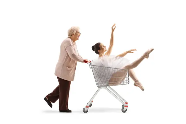 Yaşlı Bir Kadın Beyaz Arka Planda Izole Edilmiş Bir Alışveriş — Stok fotoğraf