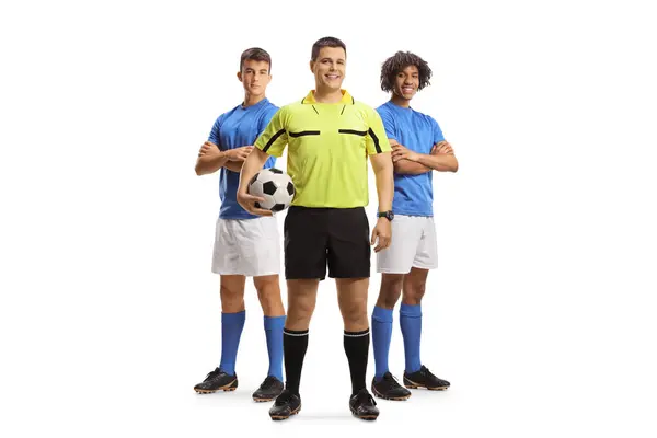 Fußballer Und Schiedsrichter Posieren Isoliert Zusammen Auf Weißem Hintergrund — Stockfoto