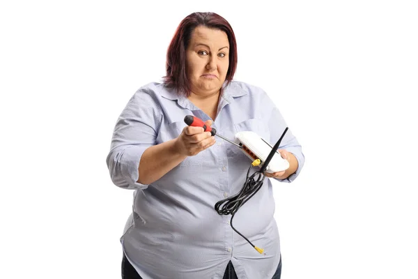 Mujer Confusa Tratando Arreglar Router Con Destornillador Aislado Sobre Fondo — Foto de Stock
