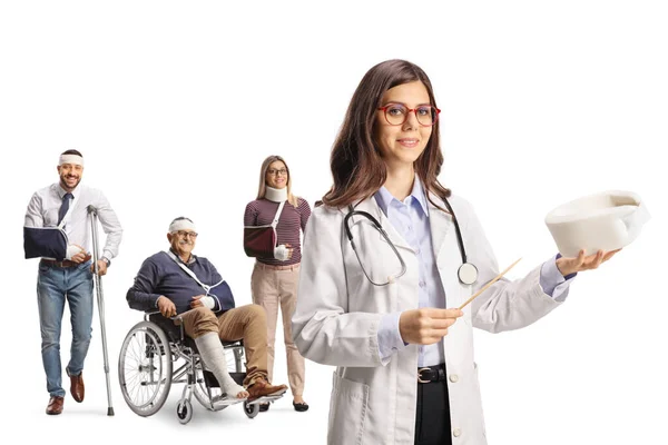 Kobieta Lekarz Ortopeda Kołnierzem Szyi Grupa Rannych Kulami Wózkiem Inwalidzkim — Zdjęcie stockowe