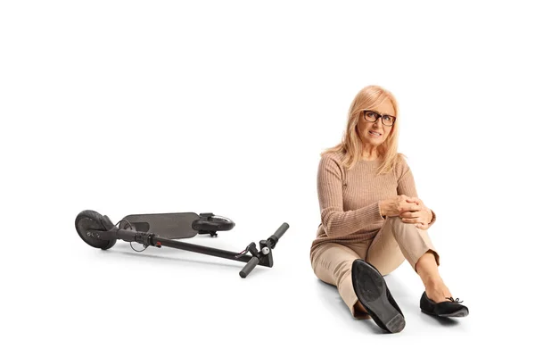 Mulher Caindo Uma Scooter Elétrica Isolada Fundo Branco — Fotografia de Stock