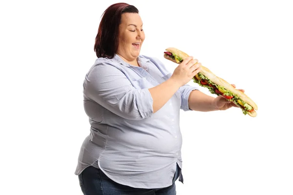 Szczęśliwy Korpulent Kobieta Jedzenie Duży Bagietka Kanapka Izolowane Białym Tle — Zdjęcie stockowe