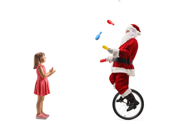 Девочка Хлопает Смотрит Санта Клаус Катается Моноцикле Жонглирует Изолированным Белом — стоковое фото