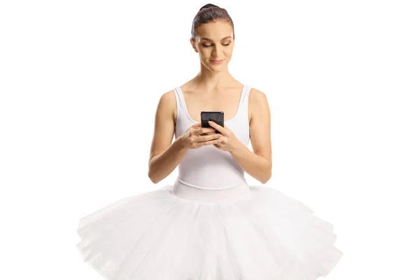 白い背景に隔離されたスマートフォンを使用して白いドレスのバレリーナ — ストック写真