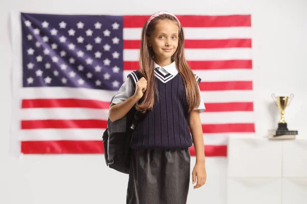 Skolejente Uniform Med Ryggsekk Smilende Kamera Foran Amerikansk Flagg – stockfoto