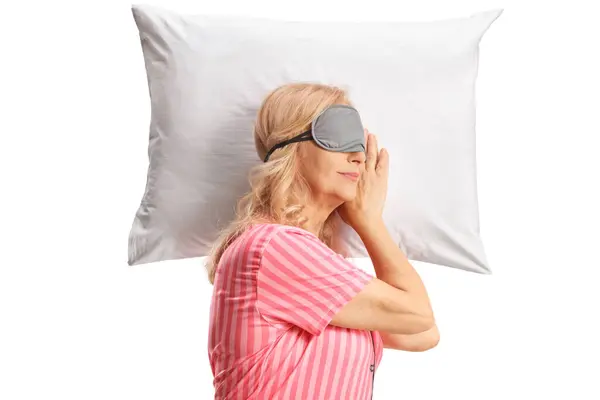 Ältere Frau Schlafanzug Schläft Mit Einer Maske Über Einem Kissen — Stockfoto