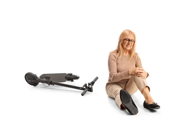 Vrouw Met Elektrische Scooter Houden Gewond Been Geïsoleerd Witte Achtergrond — Stockfoto