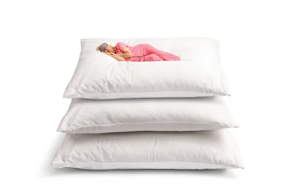 Mulher Pijama Dormindo Uma Pilha Três Grandes Travesseiros Isolados Fundo — Fotografia de Stock
