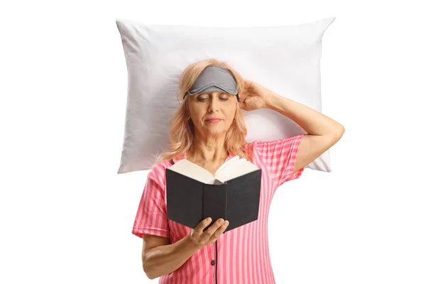 Женщина Отдыхает Подушке Читает Книгу Белом Фоне — стоковое фото