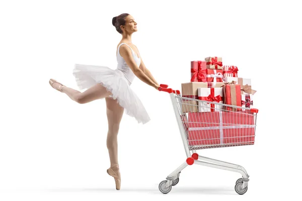 芭蕾舞演员跳舞 推着购物车 背景为白色的礼物的全景照片 — 图库照片