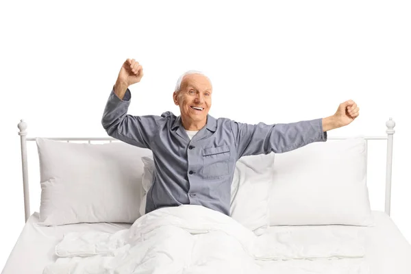 快乐的老人躺在舒适的床上 与白色背景隔离 — 图库照片