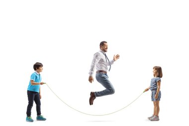 Beyaz arka planda babalarıyla ip atlama oyunu oynayan çocuklar
