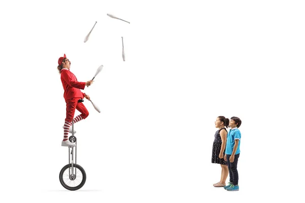 Children Watching Acrobat Riding Giraffe Unicycle Juggling Isolated White Background — Stock Photo, Image