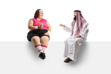 Ayrıca spor giyimli cüsseli bir kadın ve beyaz arka planda izole edilmiş bir şekilde konuşan Suudi Arabistan 'lı bir adam.