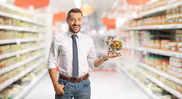 Empresário Segurando Pequeno Carrinho Compras Com Comida Mão Supermercado — Fotografia de Stock