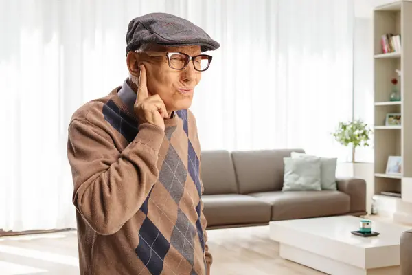 Uomo Anziano Che Protegge Orecchio Suono Sgradevole Casa Soggiorno — Foto Stock