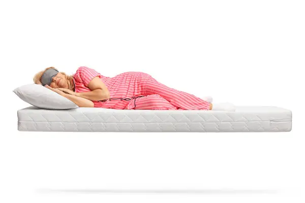 Mulher Pijama Dormindo Com Uma Máscara Colchão Flutuante Isolado Fundo — Fotografia de Stock