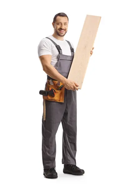 Retrato Comprimento Total Carpinteiro Segurando Feixe Chão Madeira Isolado Fundo — Fotografia de Stock