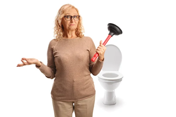 Mulher Madura Confusa Segurando Êmbolo Banheiro Frente Assento Vaso Sanitário — Fotografia de Stock