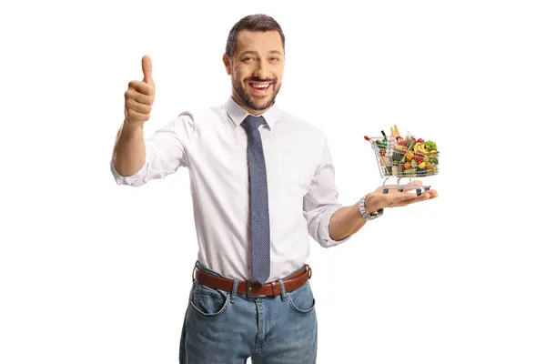 Junger Lächelnder Mann Hält Einen Kleinen Einkaufswagen Mit Lebensmitteln Der — Stockfoto