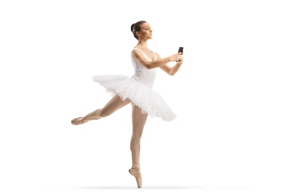 芭蕾演员手握智能手机 在白色背景下跳舞的全景镜头 — 图库照片