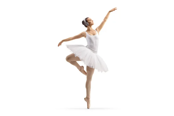 一个带耳机的芭蕾舞演员在白色背景下的全景镜头 — 图库照片