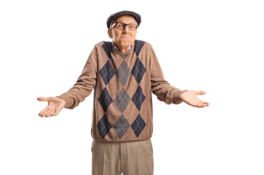 Kafası karışmış yaşlı bir adam beyaz arka planda izole edilmiş bir soru soruyor