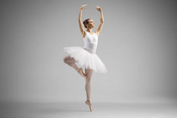 Tiro Comprimento Total Uma Bailarina Vestido Branco Que Dança Isolado — Fotografia de Stock