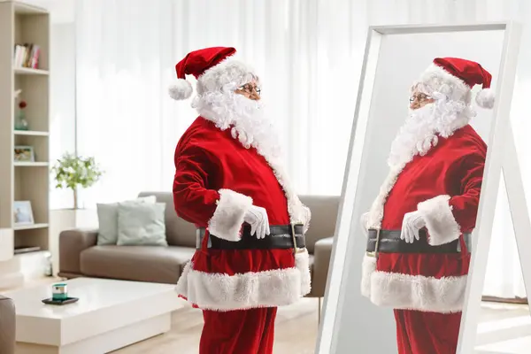Санта Клаус Стоїть Перед Дзеркалом Кімнаті — стокове фото