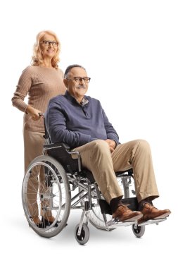 Kadın, beyaz arka planda izole edilmiş tekerlekli sandalyede kocasının arkasında duruyor.