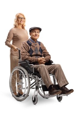 Tekerlekli sandalyedeki yaşlı bir adamın arkasında duran kadın beyaz arka planda izole edilmiş.